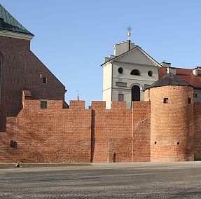 w lewej części zdjęcia fragment muru, po prawej Baszta