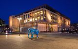 Forum Heinricha Kleista, przed nim rzeźba słonia -niebieski, wzory na słonie to różnokolorowe symbole euro