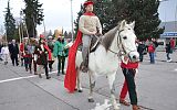 Święty Marcin na białym koniu, za nim orszak ludzi przebranych w dawne stroje