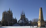 widok na katedrę i kościół świętego Sewera, na ziemi leży śnieg
