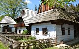 na zdjęciu trzy drewniane chaty z Muzeum Wsi Słowackiej