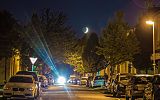 nocne zdjęcie ulicy w Preston, na środku widoczny  księżyc
