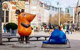 Figurki myszki i słonia z dziecięcej bajki stojące w centrum miasta