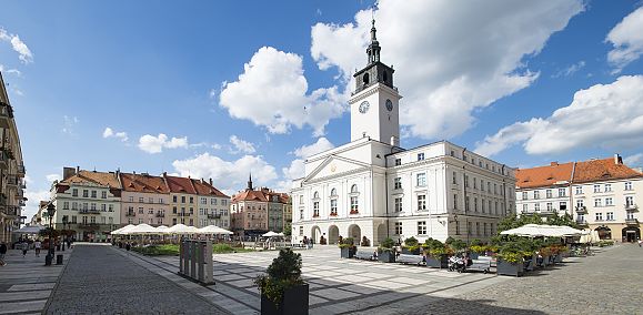 widok z ulicy Rzeźniczej na Ratusz i Główny Rynek