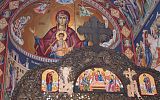 wnętrze katedry, na zdjęciu ściany i sklepienie z namalowanymi wizerunkami świętych i aniołów, górna część ołtarza, drewniana i rzeźbiona, zakończona krzyżem
