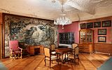 Muzeum Prowincji Ptuj Ormoz - widok wnętrza: zabytkowy stół, krzesła, arras na ścianie, obrazy