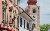 Słoweński Rynek, po lewej widok na wejście do hotelu, na wprost wieża kościoła