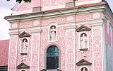 Widok na Klasztor Dominikanów: różowy budynek,  w biały deseń