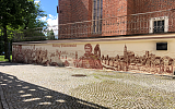 Mural na ścianie Centrum Baśni i Legend Kaliskich. Przedstawia on Szlak Piastowski, Księcia Kaliskiego Bolesława Pobożnego, oraz Panoramę miasta.