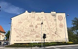 Elewacja budynku. Mural przedstawia najważniejsze zabytki miasta.