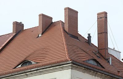 fragment dachu budynku z kominami