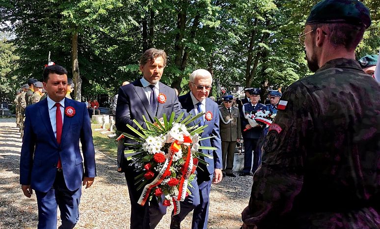 Składanie kwiatów w kaplicy majora Waltera podczas Święta Wojska Polskiego