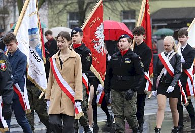Młodzież trzymająca sztandary