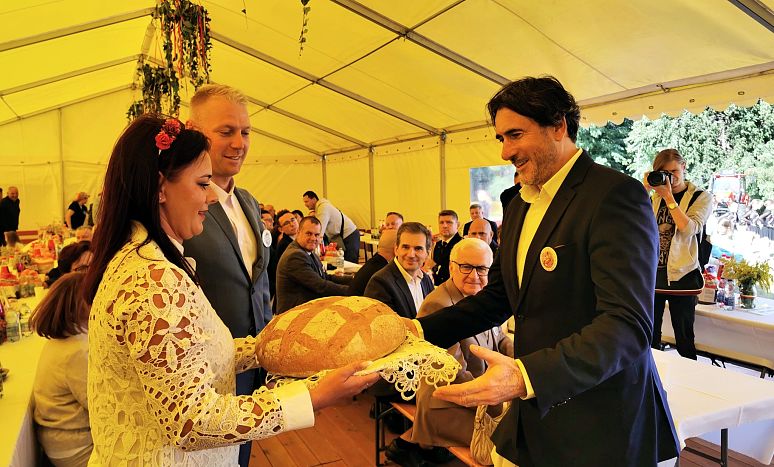 Przekazanie chleba podczas dożynek