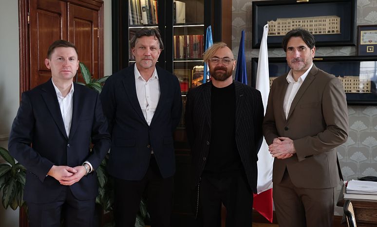 Prezydent, wiceprezydent i naczelnik wydziału kultury z nowym dyrektorem galerii Tarasina