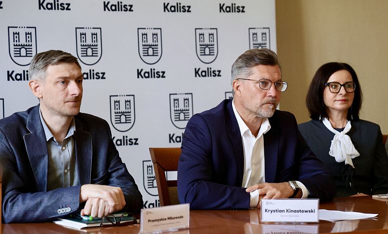 Uczestnicy spotkania w sprawie budowy drogi ekspresowej s12 w kaliskim ratuszu